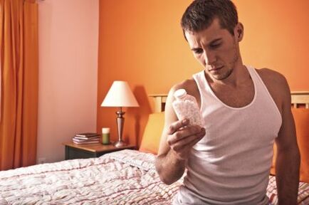 Un homme avec un remède contre la prostatite