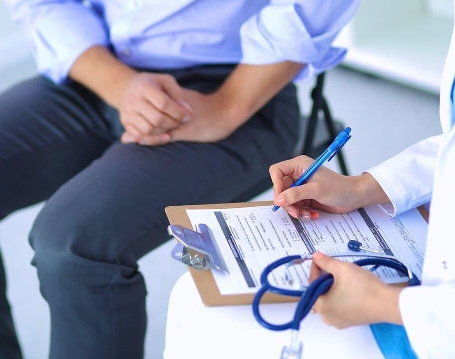 Le médecin prescrit un traitement contre la prostatite