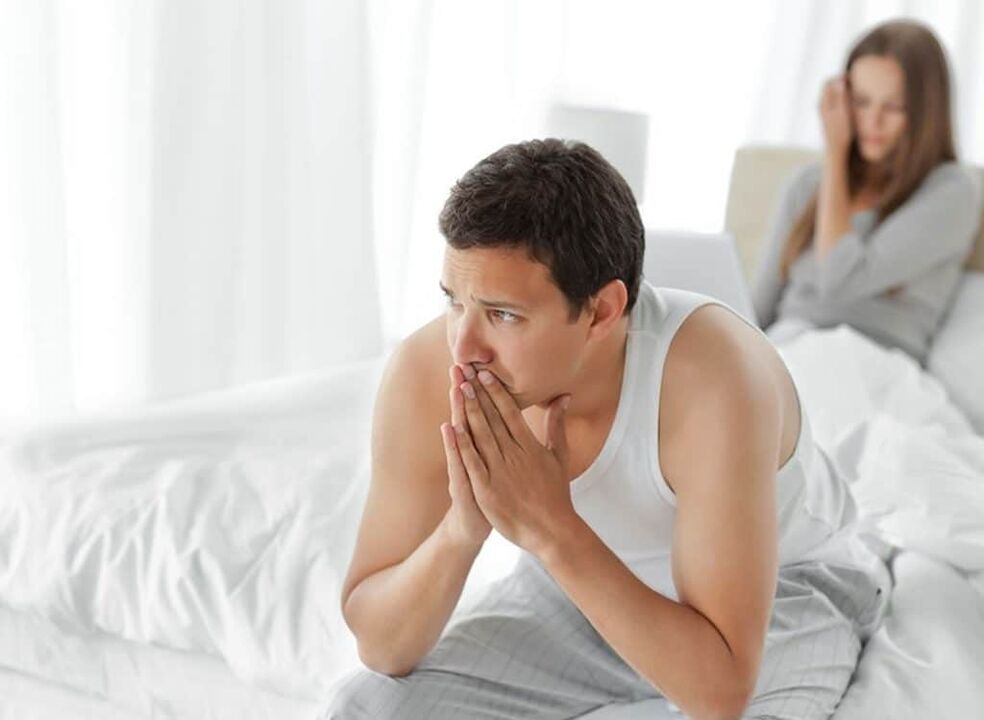 un homme avec une puissance réduite en raison d'une prostatite
